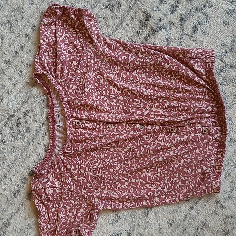 Girl's Old Navy top size large.